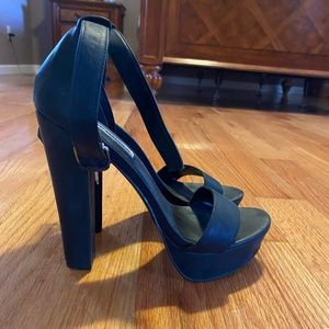 Never worn Steve Madden black heels